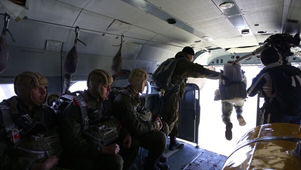 Soldados rusos de fuerzas especiales con paracaídas - Sputnik Mundo