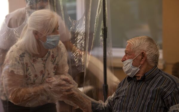 Reencuentro de Dolores Reyes con su padre después de cuatro meses separados - Sputnik Mundo