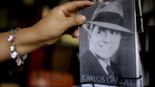 Una postal con un retrato del cantante de tangos Carlos Gardel - Sputnik Mundo
