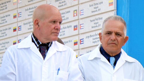 Rubén Carballo (derecha), enfermero cubano que integró Brigada Médica de Cuba en Lombardía, Italia - Sputnik Mundo