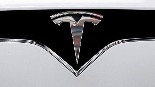 El logotipo de Tesla en un automóvil de la marca - Sputnik Mundo