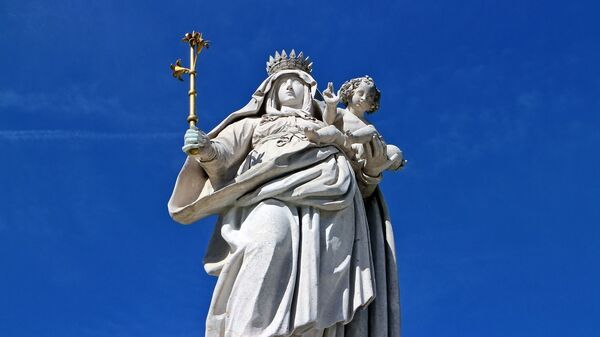 La estatua de la Virgen María con Jesús - Sputnik Mundo