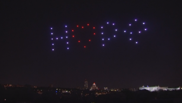 El cielo de Madrid se ilumina para homenajear a los fallecidos por COVID-19 - Sputnik Mundo