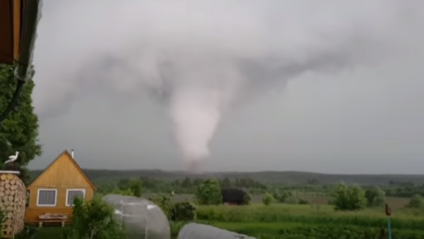 Un enorme tornado azota una provincia rusa  - Sputnik Mundo