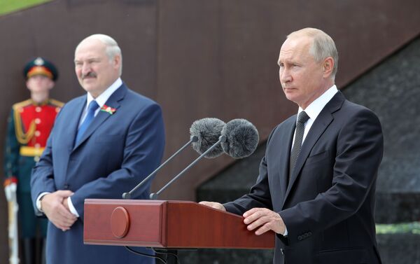 Los presidentes de Bielorrusia y Rusia, Alexandr Lukashenko y Vladímir Putin inauguran un monumento al soldado soviético cerca de la ciudad rusa de Rzhev - Sputnik Mundo