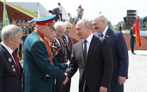 Los presidentes de Bielorrusia y Rusia, Alexandr Lukashenko y  Putin y los veteranos de la Gran Guerra Patria durante la inauguración de un monumento al soldado soviético cerca de la ciudad rusa de Rzhev - Sputnik Mundo