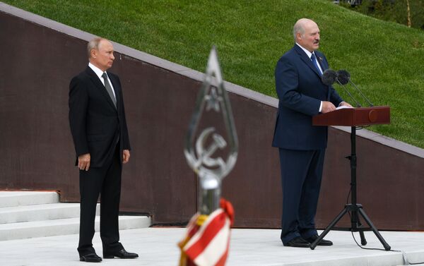 Los presidentes de Rusia y Bielorrusia, Vladímir Putin y Alexandr Lukashenko, inauguran un monumento al soldado soviético cerca de la ciudad rusa de Rzhev - Sputnik Mundo
