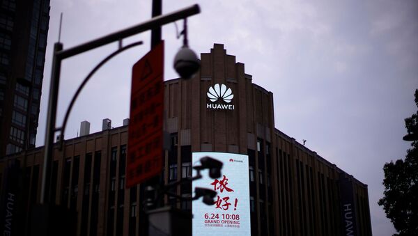 El logo de la empresa china Huawei en una tienda en Shanghái - Sputnik Mundo