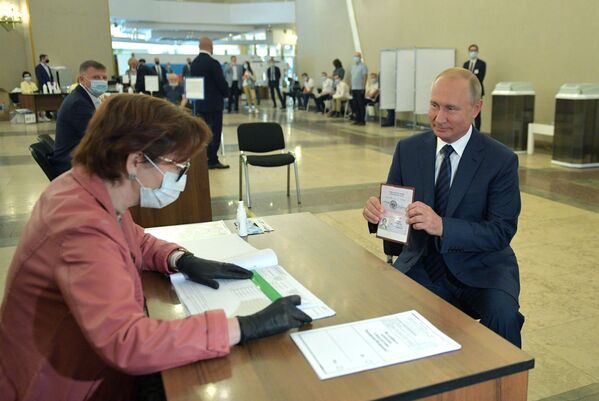 Президент Владимир Путин во время голосования по вопросу одобрения изменений в Конституцию РФ - Sputnik Mundo