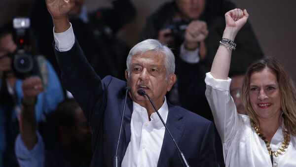 Andrés Manuel López Obrador brinda el discurso tras el anuncio de los resultados de las elecciones presidenciales de 2018 - Sputnik Mundo