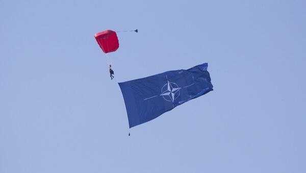 Un paracaidista con la bandera de la OTAN (imagen referencial) - Sputnik Mundo