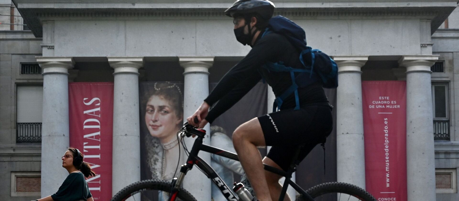 Un ciclista hace deporte frente al Museo del Prado en Madrid Un ciclista hace deporte frente al Museo del Prado en Madrid - Sputnik Mundo, 1920, 03.07.2020