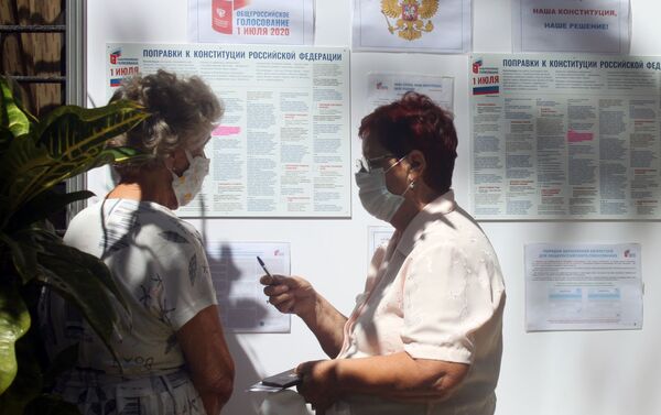 Ciudadanos rusos residentes en Cuba se actualizan en modificaciones a la Constitución de Rusia - Sputnik Mundo