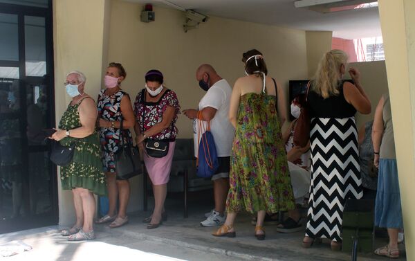 Ciudadanos rusos esperan para votar en consulado en La Habana - Sputnik Mundo