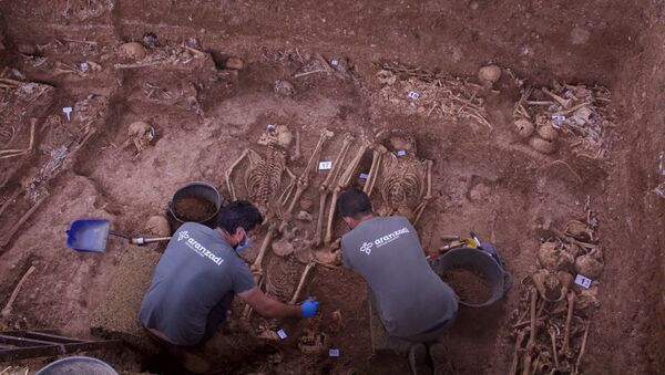 Exhumación de la fosa común de Pico Reja, cementerio de Sevilla - Sputnik Mundo
