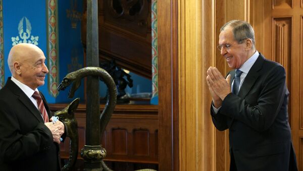 El ministro de Exteriores ruso, Serguéi Lavrov, y el presidente del Parlamento libio, Aguila Saleh - Sputnik Mundo