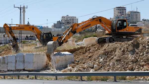 Maquinaria israelí elimina bloques de piedra en la Cisjordania ocuapda - Sputnik Mundo