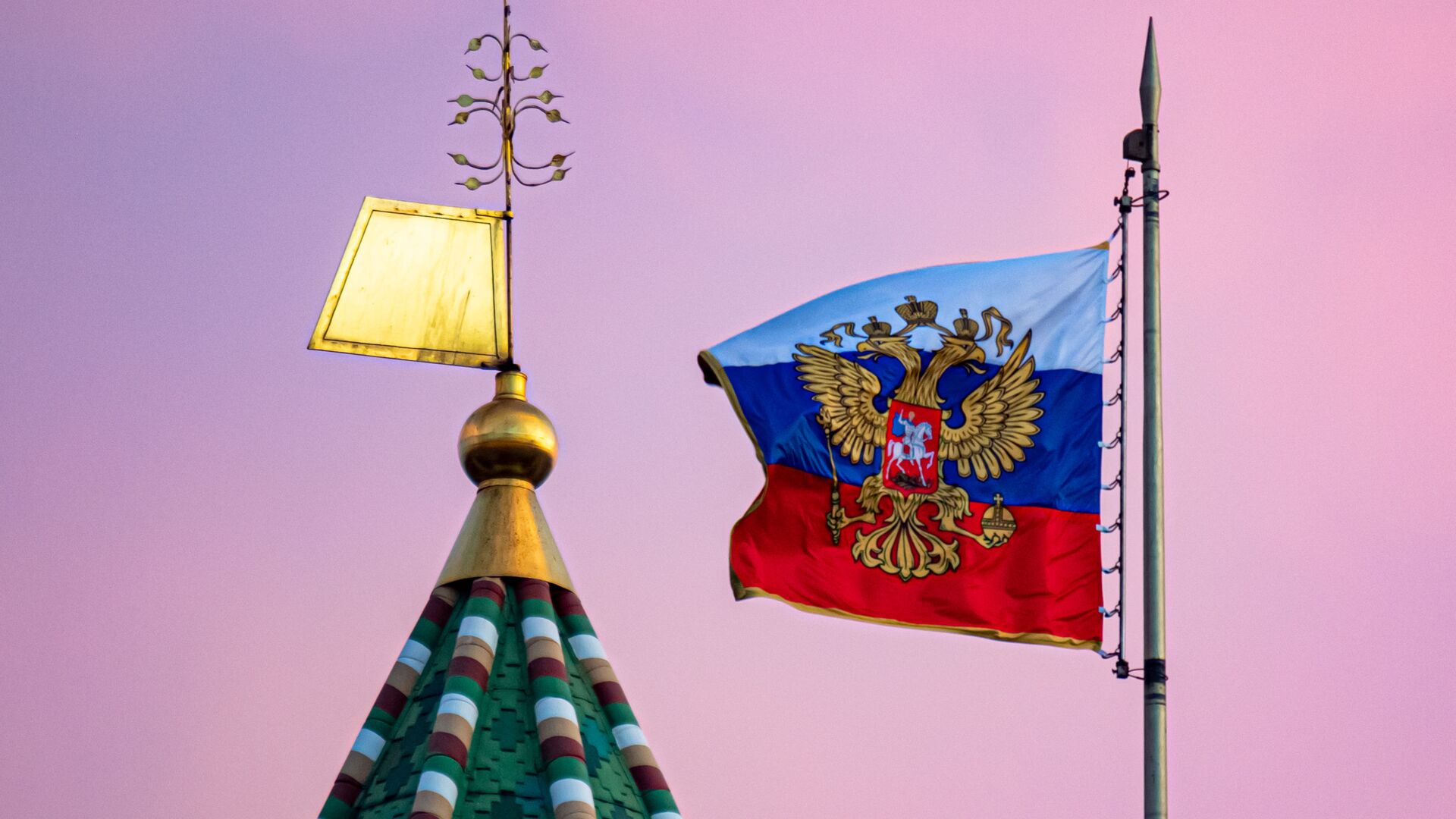 La bandera rusa y una torre del Kremlin de Moscú - Sputnik Mundo, 1920, 20.02.2021