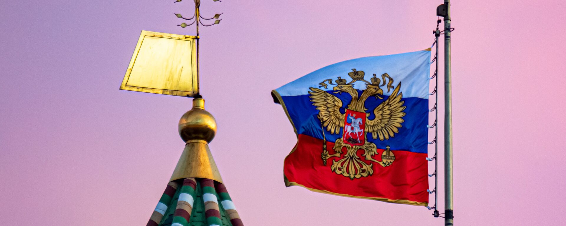 La bandera rusa y una torre del Kremlin de Moscú - Sputnik Mundo, 1920, 24.03.2022