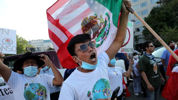 Los manifestantes apoyan la visita de Andrés Manuel López Obrador a Washington - Sputnik Mundo