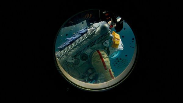 El cosmonauta de Roscosmos Oleg Artémiev durante el entrenamiento de una caminata espacial en el hidrolaboratorio del Centro de Entrenamiento de Cosmonautas Yuri Gagarin (archivo) - Sputnik Mundo