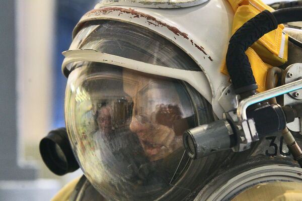 La cosmonauta de Roscosmos Elena Seróva se prepara para sumergirse en el hidrolaboratorio (2013) - Sputnik Mundo
