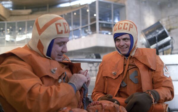 Cosmonautas soviéticos se preparan para entrenar en el hidrolaboratorio del Centro Gagarin (1986) - Sputnik Mundo