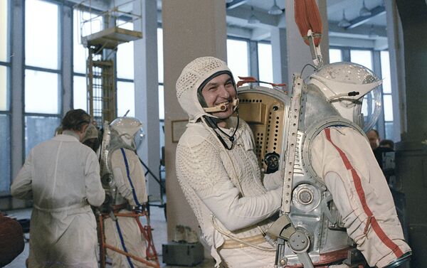 El cosmonauta soviético Guerman Titov entra en la escafandra Orlan durante un entrenamiento en el hidrolaboratorio del Centro de Entrenamiento de Cosmonautas Yuri Gagarin (1986) - Sputnik Mundo