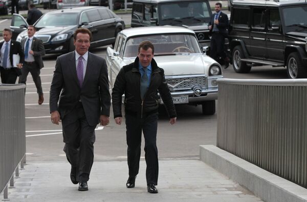 El presidente de Rusia, Dmitri Medvédev y el gobernador de California, Arnold Schwarzenegger en Moscú - Sputnik Mundo