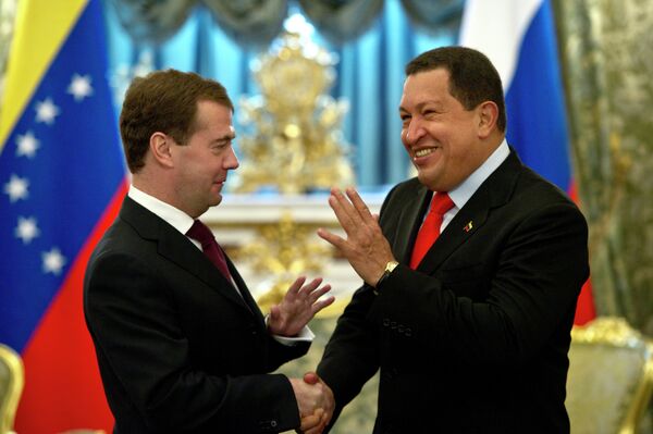 El presidente ruso Dmitri Medvédev con su homólogo venezolano Hugo Chávez - Sputnik Mundo