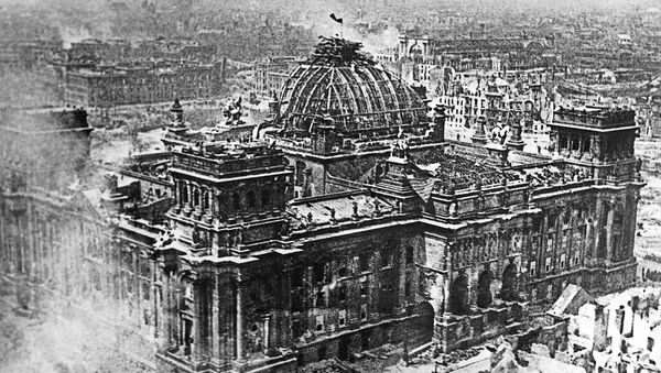 Знамя Победы над рейхстагом в Берлине в 1945 году - Sputnik Mundo