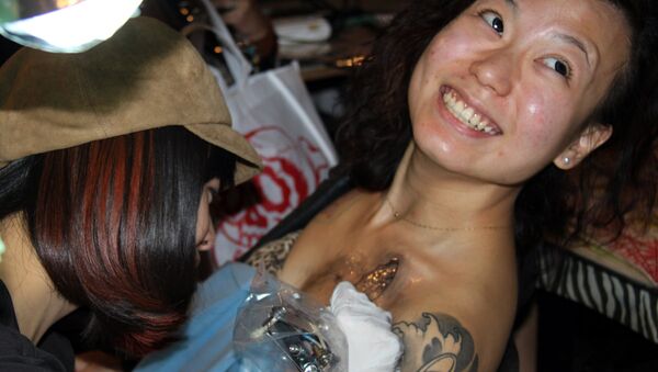 Una convención internacional de tatuajes en China - Sputnik Mundo