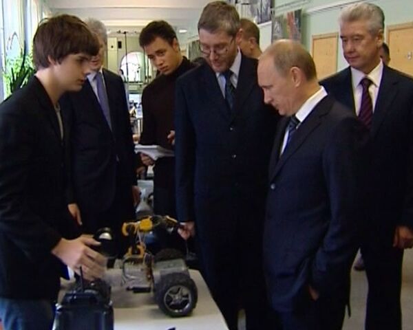 Putin y escolares juegan con cochecitos - Sputnik Mundo