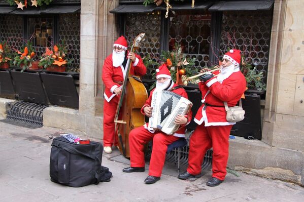 En Francia, el mago de invierno se llama Pere Noel, que significa Papá Noel.En la foto: músicos disfrazados de Pere Noel actúan en una calle de Estrasburgo. - Sputnik Mundo