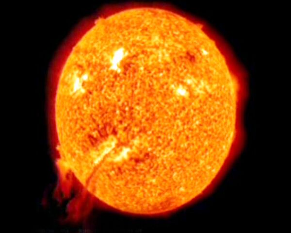 La NASA capta impactantes imágenes de potente explosión solar - Sputnik Mundo