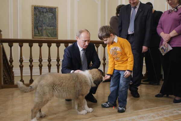 Putin recibe al chico que inventó nombre para su nuevo perro - Sputnik Mundo