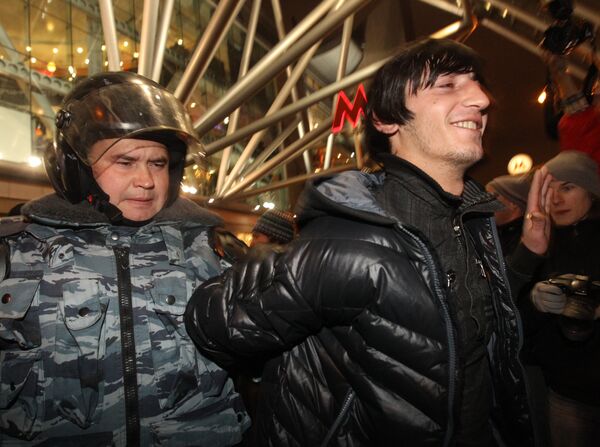 Policía detiene a unas 200 personas en un operativo de prevención de acciones ilegales en Moscú - Sputnik Mundo