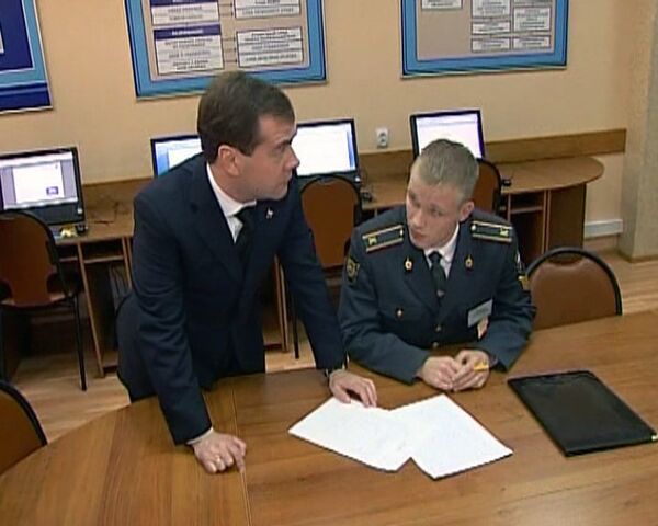 Medvedev visita a los futuros policías de Rusia - Sputnik Mundo