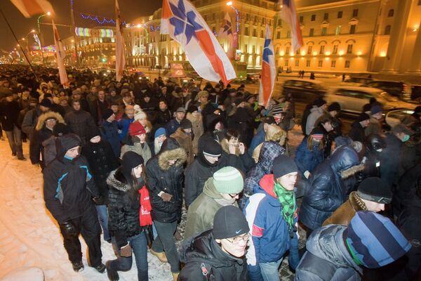 Policía de Minsk libera a un centenar de los partidarios de la oposición detenidos - Sputnik Mundo