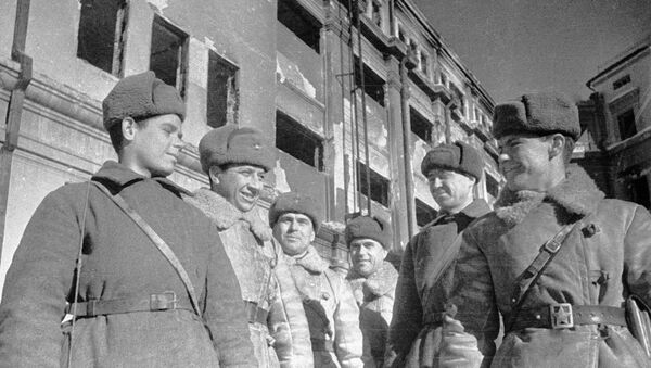 Soldados soviéticos y oficiales que tomaron la sede de Paulus. Batalla de Stalingrado - Sputnik Mundo