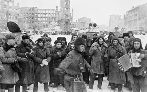 Soldados celebrando la victoria en la batalla de Stalingrado - Sputnik Mundo