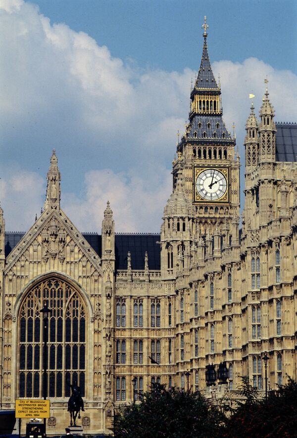 Un diputado se disculpa por jugar en tableta durante una sesión en el parlamento británico - Sputnik Mundo