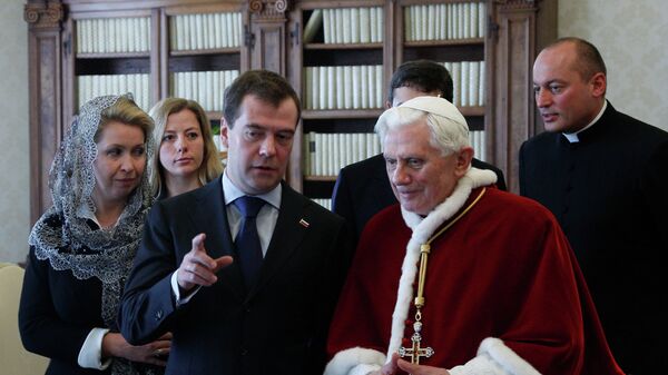 El presidente de Rusia, Dmitri Medvédev, y el sumo pontífice Benedicto XVI - Sputnik Mundo