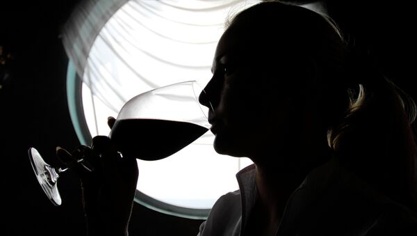 Una mujer degustando vino (imagen referencial) - Sputnik Mundo