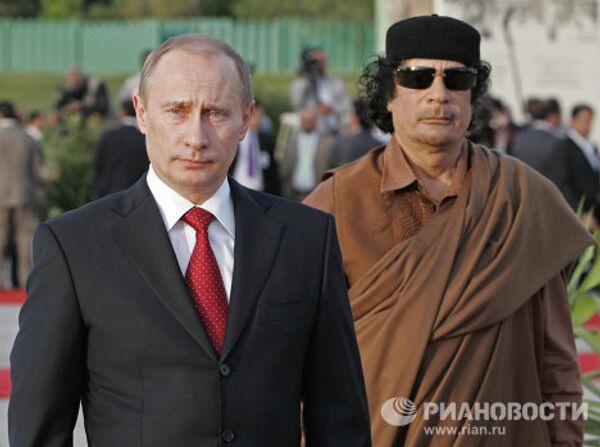 Trajes vistosos de Muamar Gadafi - Sputnik Mundo