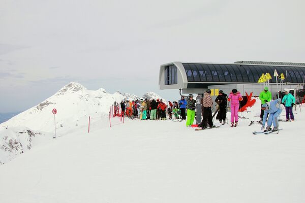 Los primeros turistas en la estación de esquí alpino Rosa Jútor - Sputnik Mundo