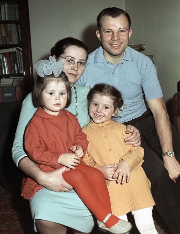 Yuri Gagarin y sus seres queridos - Sputnik Mundo