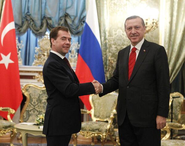 Recep Tayyip Erdogan und Dmitri Medvédev - Sputnik Mundo