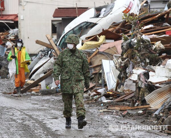 Labores de búsqueda y rescate en Natori, a 60 km de Fukushima-1 - Sputnik Mundo