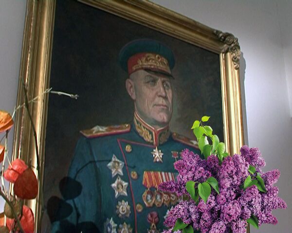 Olor a lila recordaba al legendario mariscal soviético Ivan Konev la Gran Victoria  - Sputnik Mundo